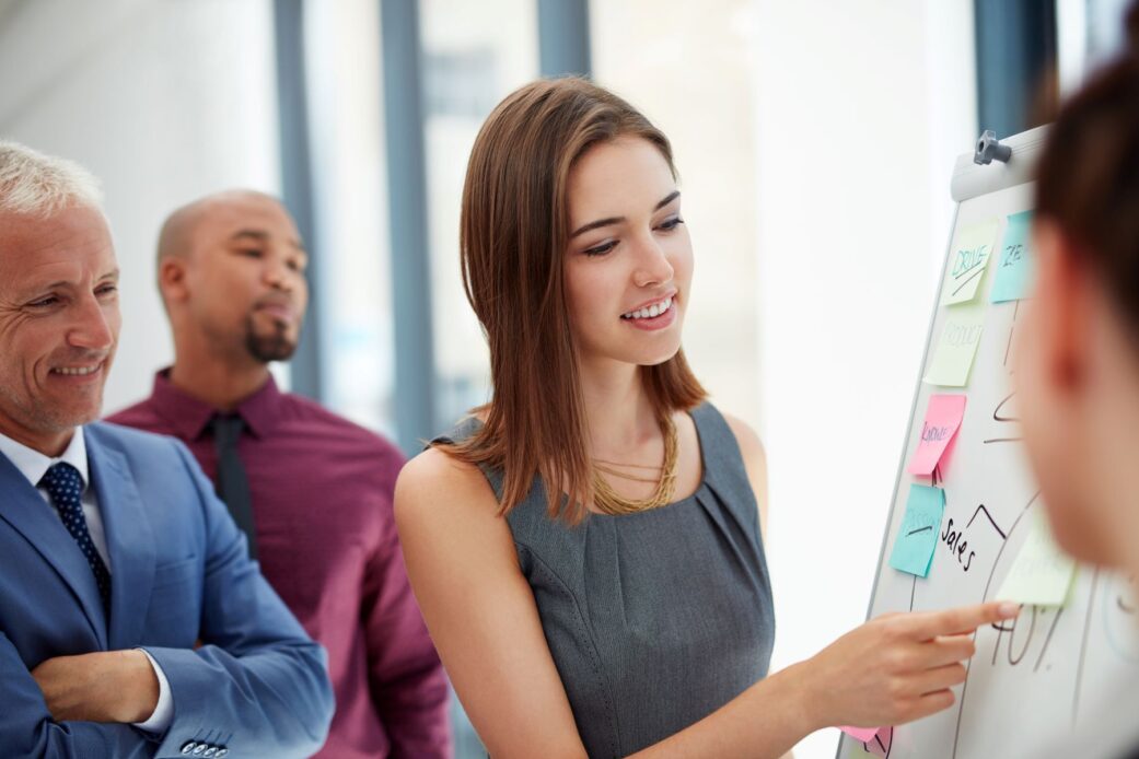 Digitale Weiterbildung 2020/2021: von Euphorie zum Webinar-Frust - Personalentwickler und Führungskräfte konzentrieren sich auf Kernthemen der betrieblichen Bildung